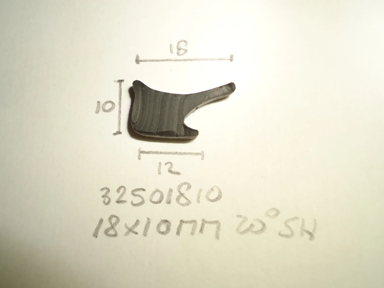 Deurrubber 18x10mm 20&ordm; shore - Dsc04394 - 32501810