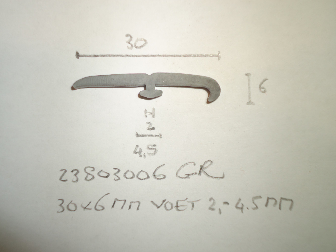 Afwerkbies voorruit 30x6mm - Dsc07531 - 23803006GR